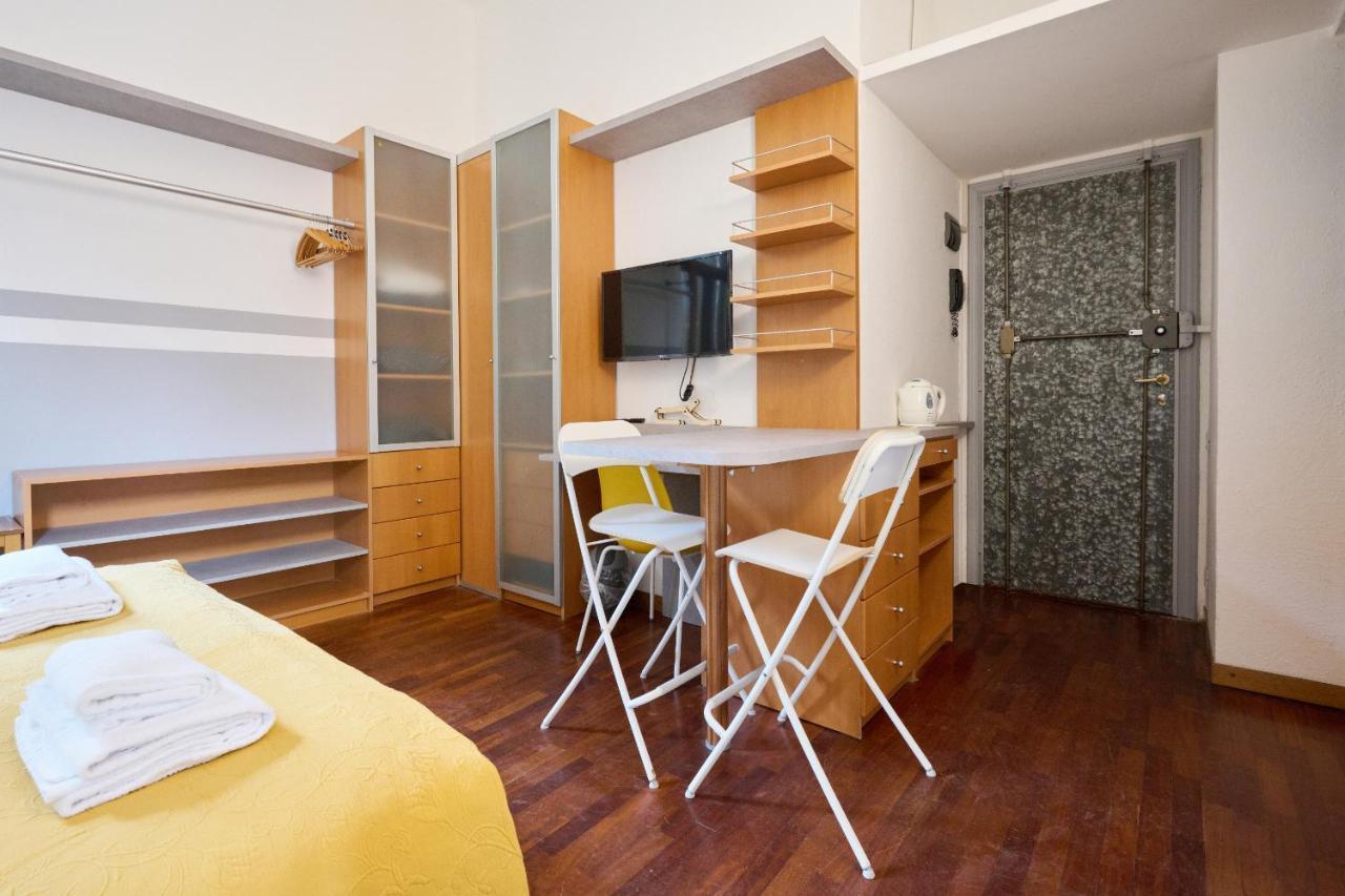 Artist Nadia'S Apartment In Porta Vercellina Milano Eksteriør bilde